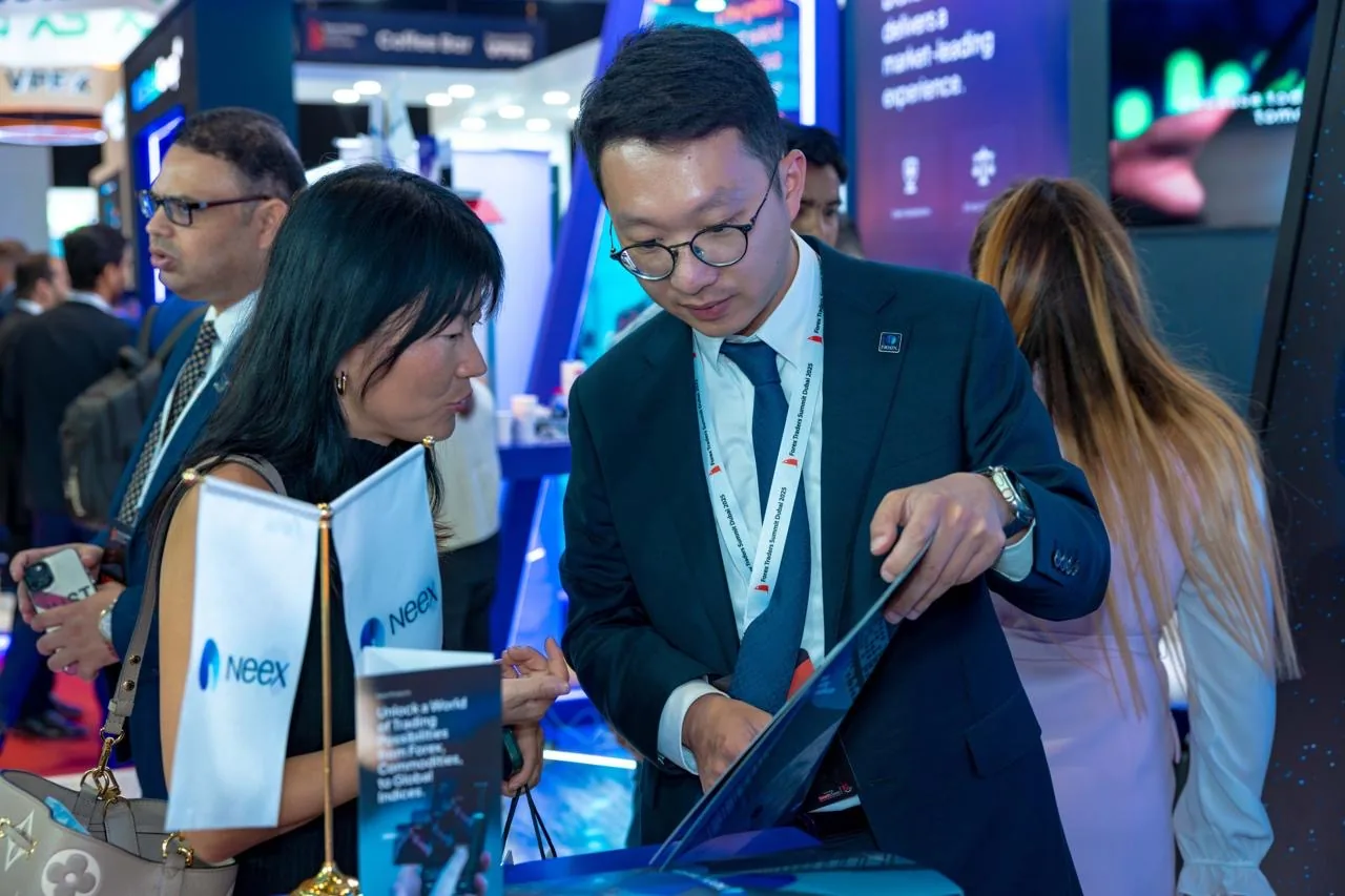 Financial professionals reviewing a trading platform during a Smart Vision event